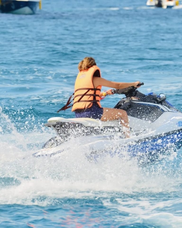 16 Best Water Activities in Boracay to Book Now